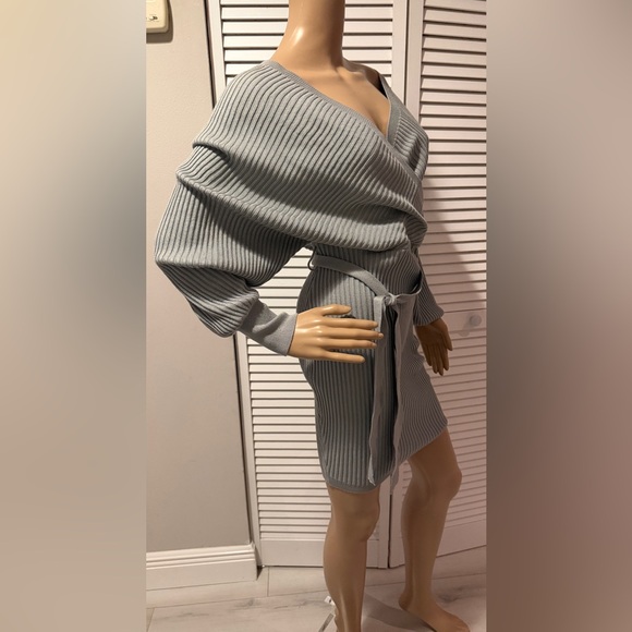 Love Tree NWOT. Sage textured deep V-neck front and back.Waist tie, size Medium. - Picture 2 of 12